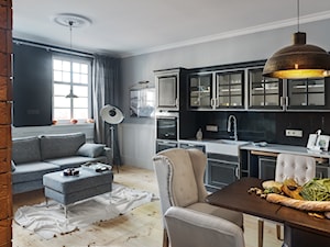 Apartament w Sopocie - Mały biały czarny szary salon z kuchnią z jadalnią, styl nowoczesny - zdjęcie od SIKORA WNĘTRZA
