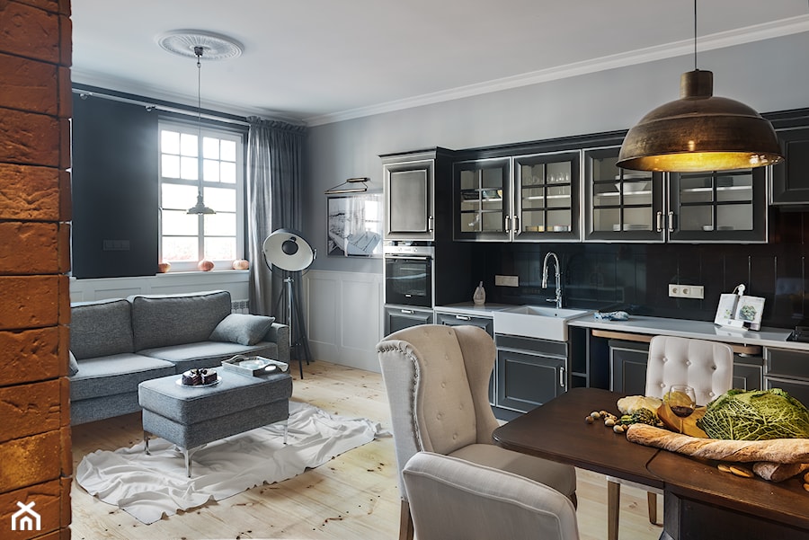 Apartament w Sopocie - Mały biały czarny szary salon z kuchnią z jadalnią, styl nowoczesny - zdjęcie od SIKORA WNĘTRZA