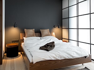 Apartament w Gdańsku - Mała biała czarna sypialnia, styl nowoczesny - zdjęcie od SIKORA WNĘTRZA