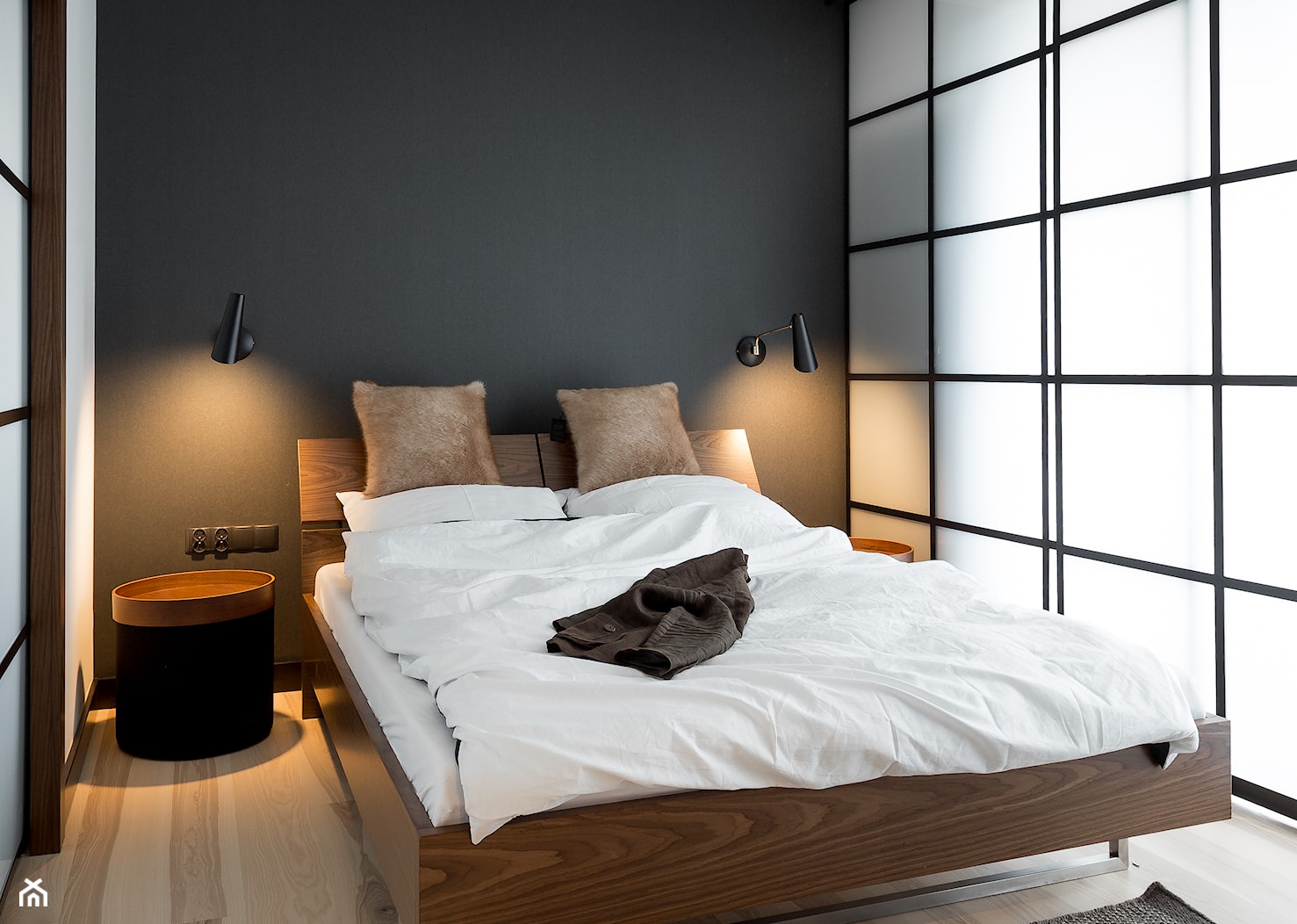 Apartament w Gdańsku - Mała biała czarna sypialnia, styl nowoczesny - zdjęcie od SIKORA WNĘTRZA - Homebook