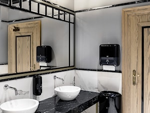 RESTAURACJA JASTNY DWÓR - Średnia bez okna z lustrem z dwoma umywalkami z marmurową podłogą z punktowym oświetleniem łazienka, styl industrialny - zdjęcie od SIKORA WNĘTRZA
