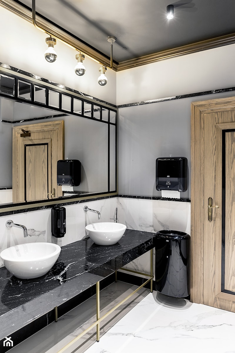 RESTAURACJA JASTNY DWÓR - Średnia bez okna z lustrem z dwoma umywalkami z marmurową podłogą z punktowym oświetleniem łazienka, styl industrialny - zdjęcie od SIKORA WNĘTRZA