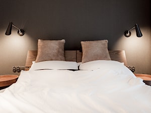 Apartament w Gdańsku - Mała biała brązowa sypialnia, styl nowoczesny - zdjęcie od SIKORA WNĘTRZA