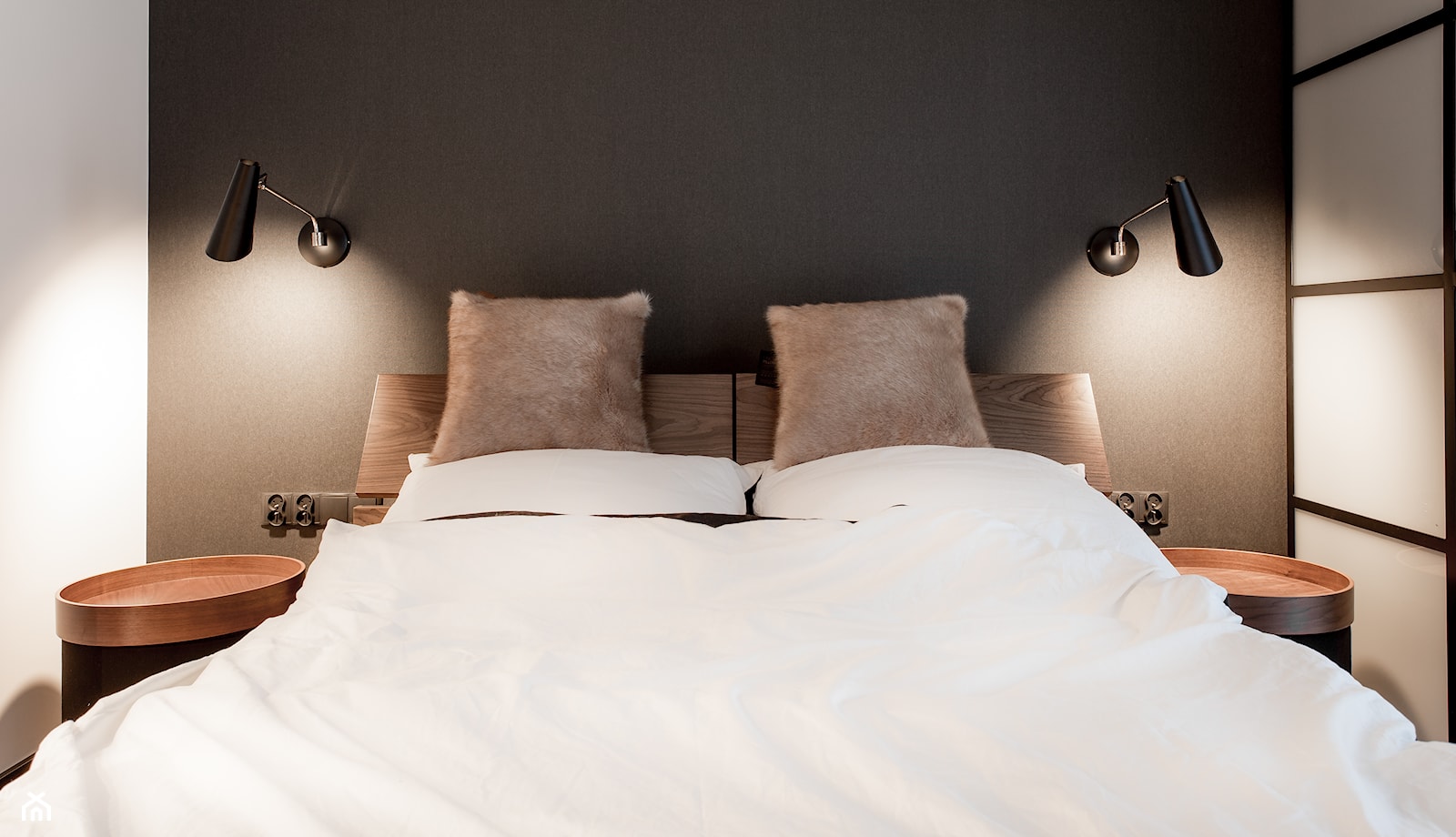 Apartament w Gdańsku - Mała biała brązowa sypialnia, styl nowoczesny - zdjęcie od SIKORA WNĘTRZA - Homebook
