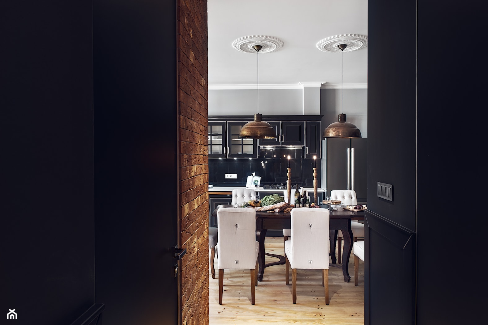 Apartament w Sopocie - Biały salon z jadalnią, styl nowoczesny - zdjęcie od SIKORA WNĘTRZA - Homebook