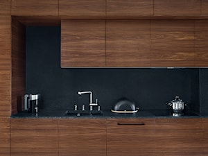 Dom IV - Mała z salonem z zabudowaną lodówką z podblatowym zlewozmywakiem kuchnia jednorzędowa z kompozytem na ścianie nad blatem kuchennym, styl nowoczesny - zdjęcie od SIKORA WNĘTRZA