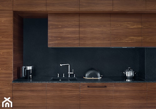 Dom IV - Mała z salonem z zabudowaną lodówką z podblatowym zlewozmywakiem kuchnia jednorzędowa z kompozytem na ścianie nad blatem kuchennym, styl nowoczesny - zdjęcie od SIKORA WNĘTRZA