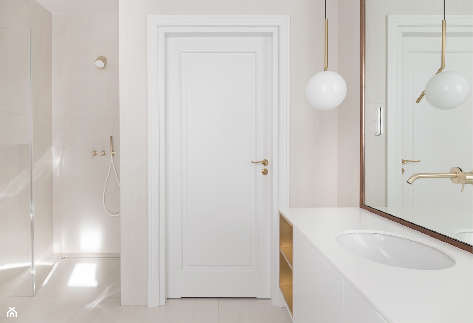 Gdyńska Modernistyczna Willa - Mała bez okna z lustrem łazienka, styl tradycyjny - zdjęcie od SIKORA WNĘTRZA - Homebook