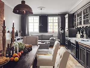 Apartament w Sopocie - Mały czarny szary salon z kuchnią z jadalnią, styl nowoczesny - zdjęcie od SIKORA WNĘTRZA
