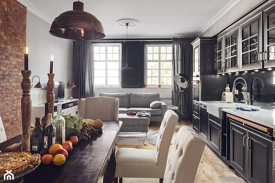 Apartament w Sopocie - Mały czarny szary salon z kuchnią z jadalnią, styl nowoczesny - zdjęcie od SIKORA WNĘTRZA