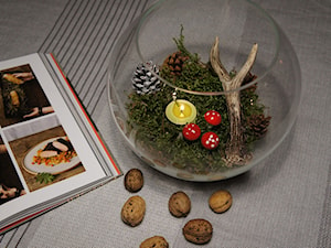 Stół w jadalni ozdobiony mchem, szyszkami i grzybkami ( tym razem grzyby prosto ze sklepu;-) - zdjęcie od StepArt