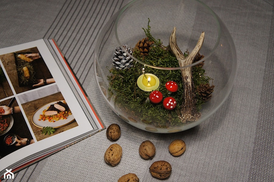 Stół w jadalni ozdobiony mchem, szyszkami i grzybkami ( tym razem grzyby prosto ze sklepu;-) - zdjęcie od StepArt
