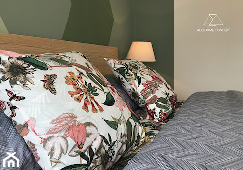 PROJEKT MIESZKANIA W STANIE DEWELOPERSKIM - Mała szara zielona sypialnia, styl nowoczesny - zdjęcie od ADS HOME CONCEPT