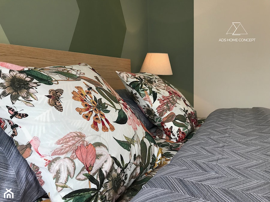 PROJEKT MIESZKANIA W STANIE DEWELOPERSKIM - Mała szara zielona sypialnia, styl nowoczesny - zdjęcie od ADS HOME CONCEPT