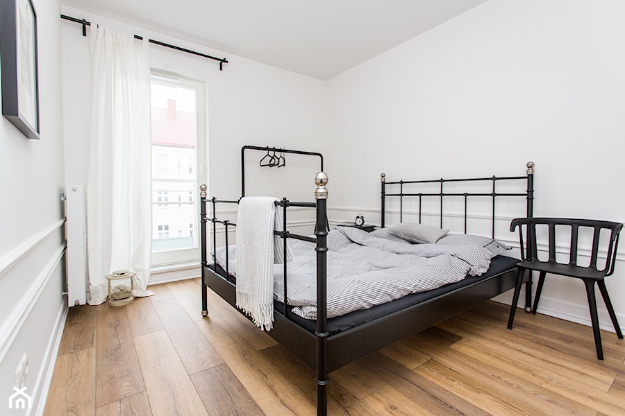 Apartment for rent - Mała biała sypialnia, styl nowoczesny - zdjęcie od emDesign home & decoration