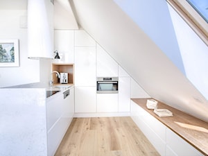 Apartament 140 - Średnia otwarta z salonem biała z zabudowaną lodówką z podblatowym zlewozmywakiem kuchnia w kształcie litery u z oknem, styl minimalistyczny - zdjęcie od emDesign home & decoration