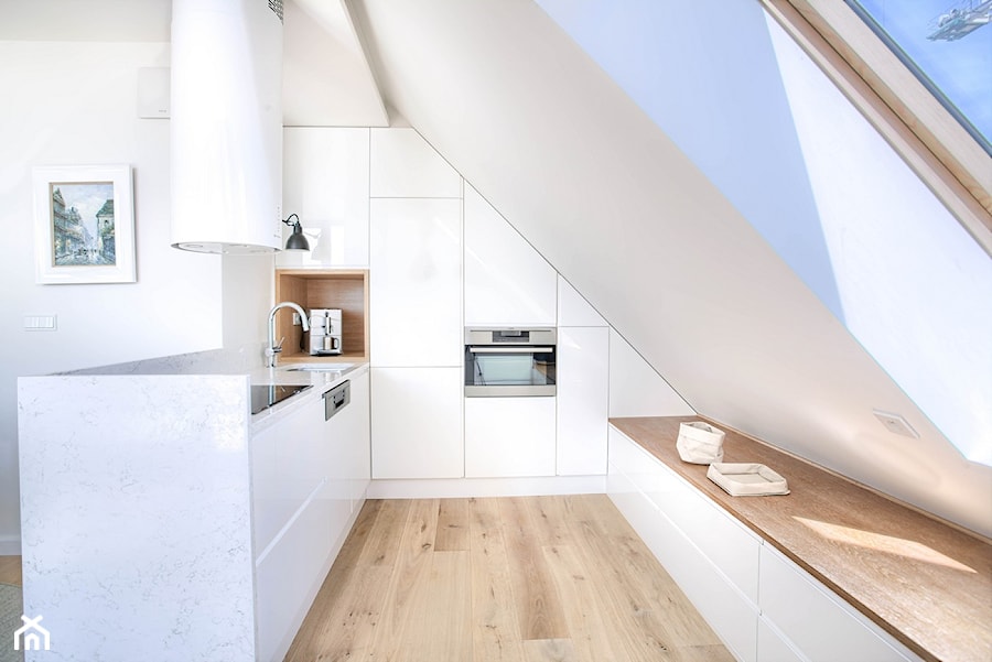 Apartament 140 - Średnia otwarta z salonem biała z zabudowaną lodówką z podblatowym zlewozmywakiem kuchnia w kształcie litery u z oknem, styl minimalistyczny - zdjęcie od emDesign home & decoration