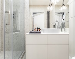 Orzech amerykański - Mała bez okna z lustrem z marmurową podłogą łazienka, styl minimalistyczny - zdjęcie od emDesign home & decoration - Homebook