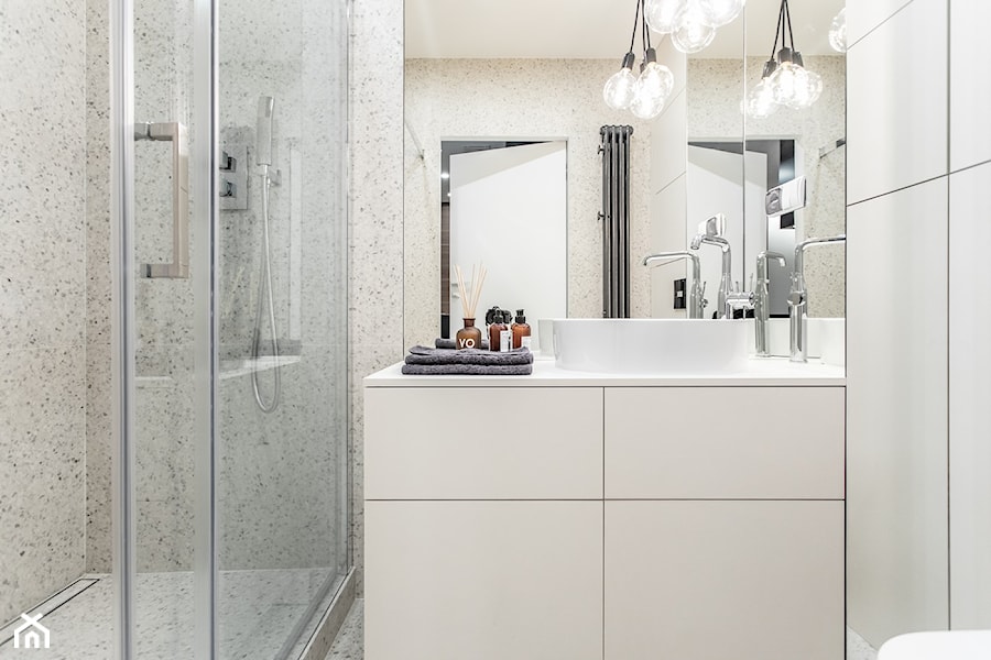 Orzech amerykański - Mała bez okna z lustrem z marmurową podłogą łazienka, styl minimalistyczny - zdjęcie od emDesign home & decoration