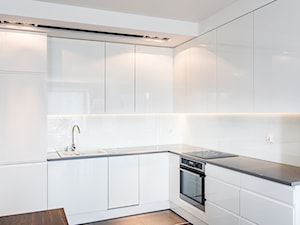 apartament 55 - Średnia otwarta z kamiennym blatem biała z zabudowaną lodówką z nablatowym zlewozmywakiem kuchnia w kształcie litery l, styl minimalistyczny - zdjęcie od emDesign home & decoration
