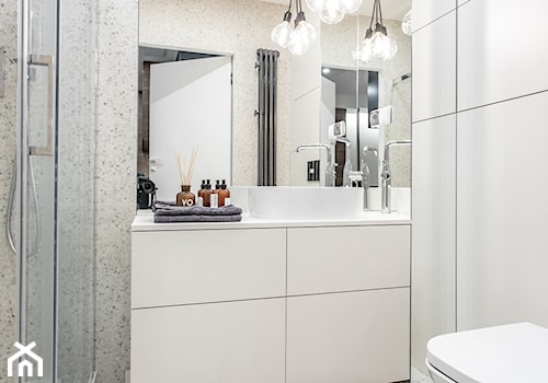 Orzech amerykański - Mała bez okna z lustrem z marmurową podłogą z punktowym oświetleniem łazienka, styl minimalistyczny - zdjęcie od emDesign home & decoration