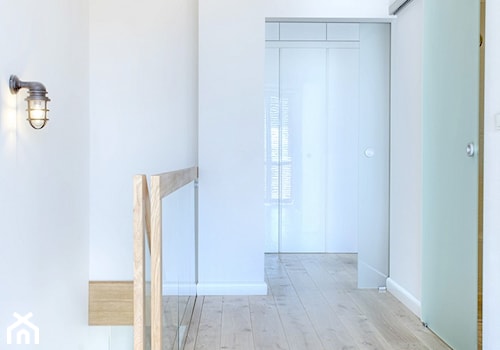 Apartament 140 - Średni biały hol / przedpokój, styl minimalistyczny - zdjęcie od emDesign home & decoration