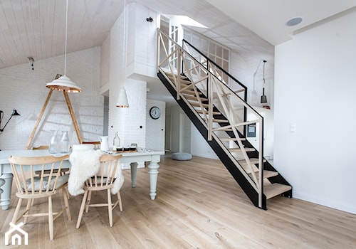 Dom na wsi - Mały biały salon z jadalnią, styl skandynawski - zdjęcie od emDesign home & decoration