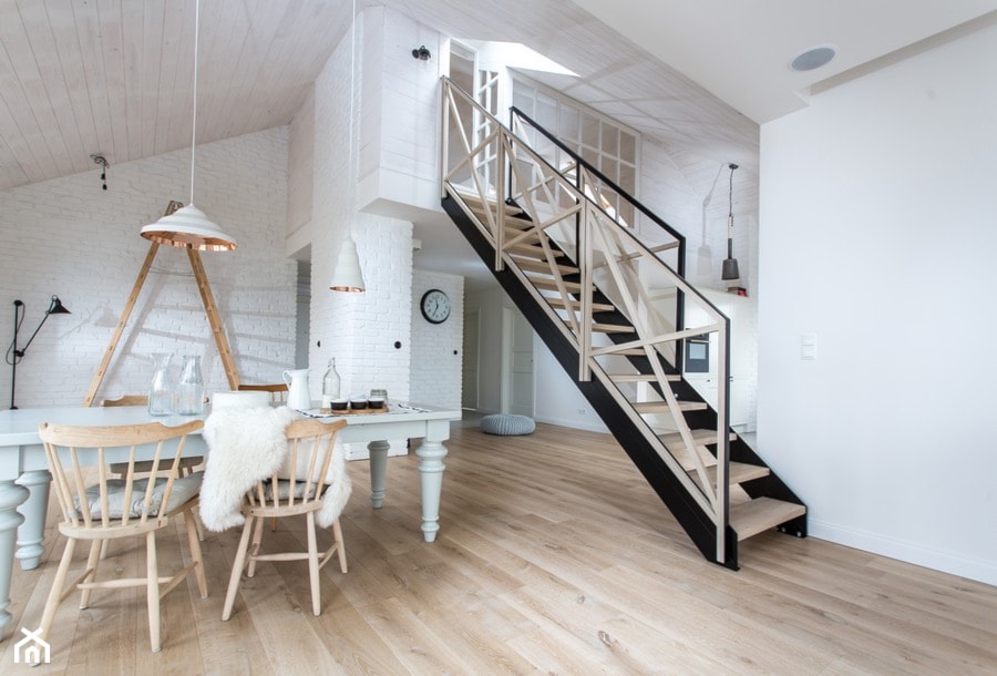 Dom na wsi - Mały biały salon z jadalnią, styl skandynawski - zdjęcie od emDesign home & decoration