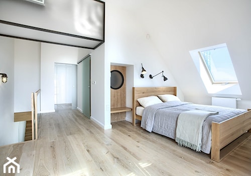 Apartament 140 - Duża biała sypialnia na poddaszu, styl minimalistyczny - zdjęcie od emDesign home & decoration