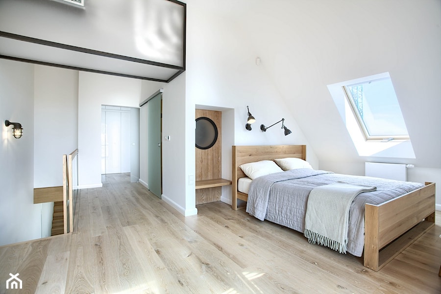 Apartament 140 - Duża biała sypialnia na poddaszu, styl minimalistyczny - zdjęcie od emDesign home & decoration