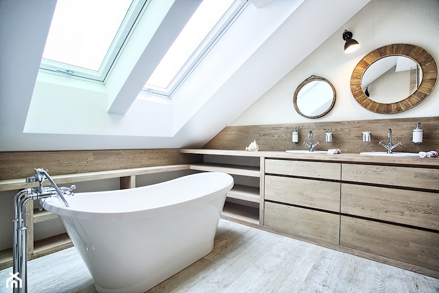 Apartament 120 - Średnia na poddaszu z dwoma umywalkami łazienka z oknem, styl nowoczesny - zdjęcie od emDesign home & decoration