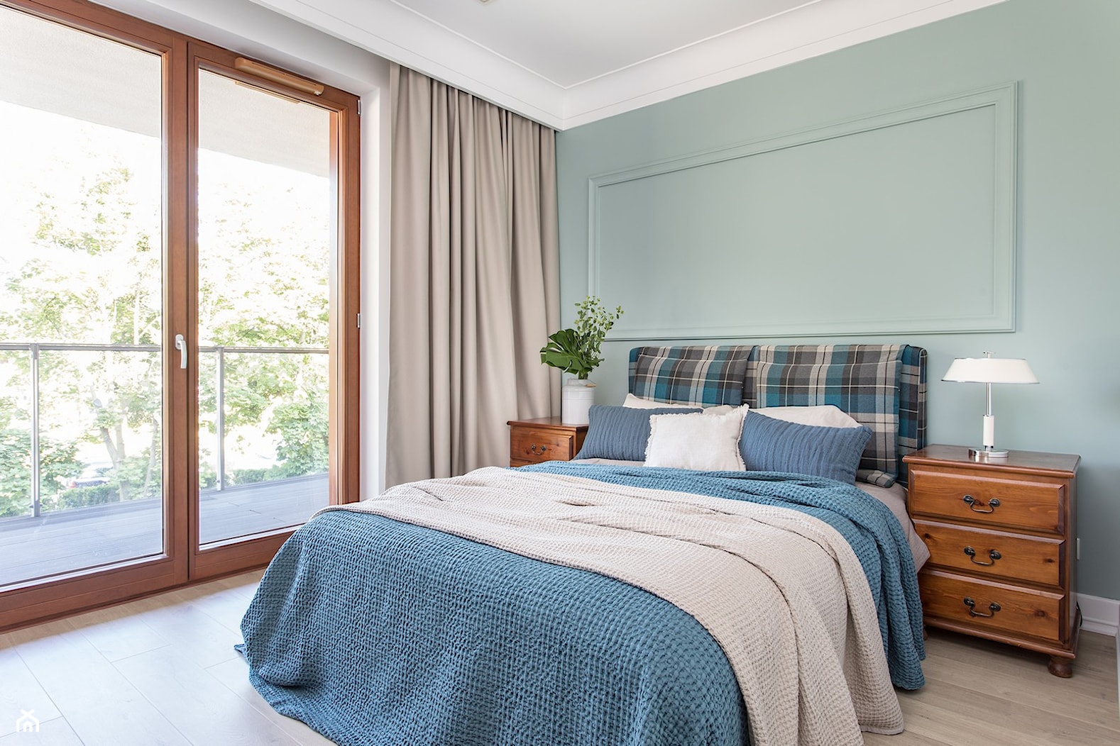 Z Zakopanem w tle - Średnia biała zielona sypialnia z balkonem / tarasem, styl tradycyjny - zdjęcie od emDesign home & decoration - Homebook