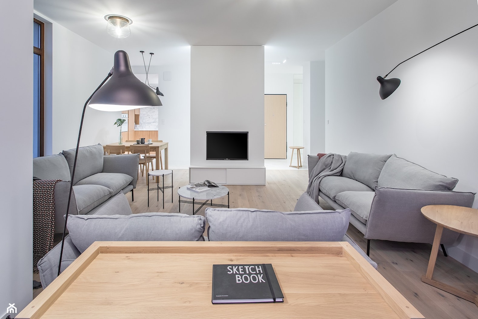Carrara - Duży szary salon z jadalnią, styl minimalistyczny - zdjęcie od emDesign home & decoration - Homebook