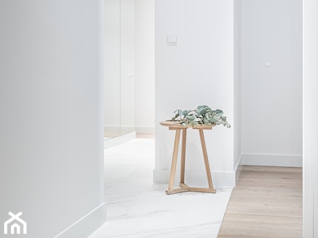 Aranżacje wnętrz - Hol / Przedpokój: Carrara - Średni biały z marmurem na podłodze hol / przedpokój, styl minimalistyczny - emDesign home & decoration. Przeglądaj, dodawaj i zapisuj najlepsze zdjęcia, pomysły i inspiracje designerskie. W bazie mamy już prawie milion fotografii!