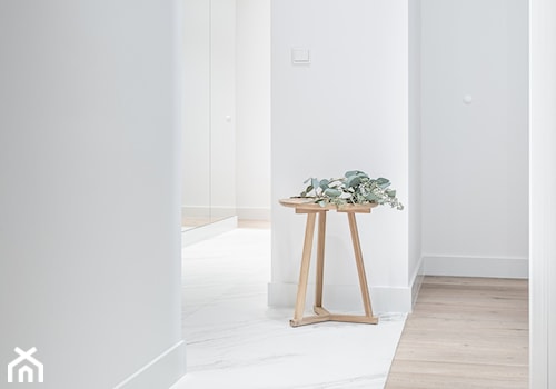 Carrara - Średni biały z marmurem na podłodze hol / przedpokój, styl minimalistyczny - zdjęcie od emDesign home & decoration