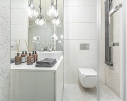 Orzech amerykański - Mała bez okna z lustrem łazienka, styl minimalistyczny - zdjęcie od emDesign home & decoration - Homebook