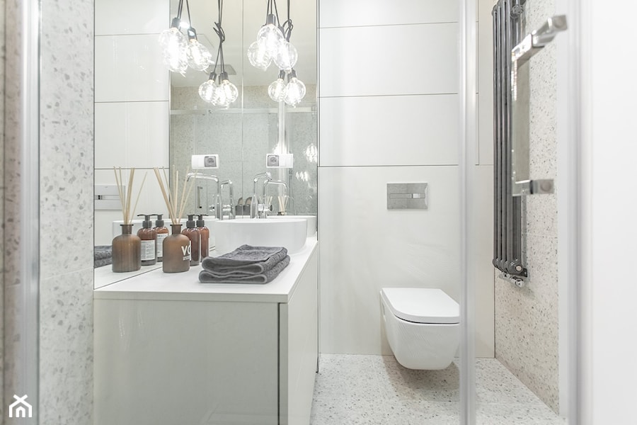 Orzech amerykański - Mała bez okna z lustrem łazienka, styl minimalistyczny - zdjęcie od emDesign home & decoration