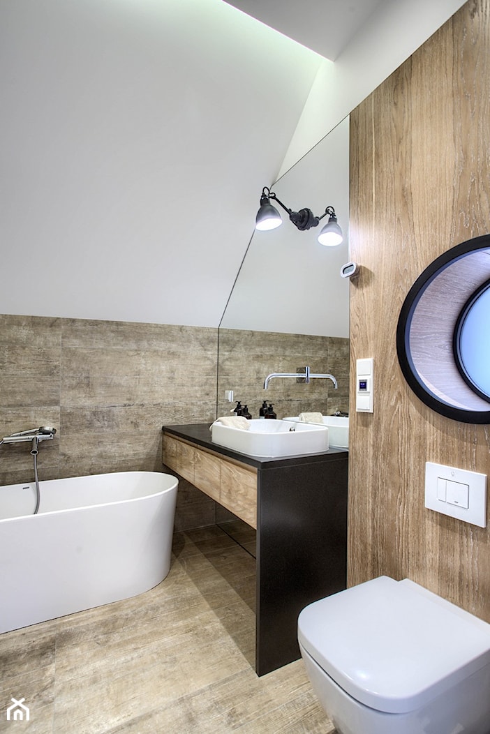 Apartament 140 - Mała na poddaszu bez okna z lustrem z marmurową podłogą łazienka, styl minimalistyczny - zdjęcie od emDesign home & decoration - Homebook
