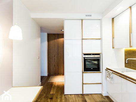 Aranżacje wnętrz - Kuchnia: apartament komandorski - emDesign home & decoration. Przeglądaj, dodawaj i zapisuj najlepsze zdjęcia, pomysły i inspiracje designerskie. W bazie mamy już prawie milion fotografii!