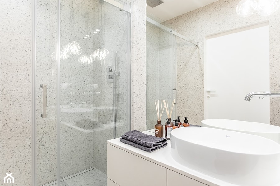 Orzech amerykański - Mała bez okna z lustrem z marmurową podłogą łazienka, styl minimalistyczny - zdjęcie od emDesign home & decoration