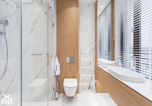 Carrara - Mała z marmurową podłogą z punktowym oświetleniem łazienka z oknem, styl minimalistyczny - zdjęcie od emDesign home & decoration