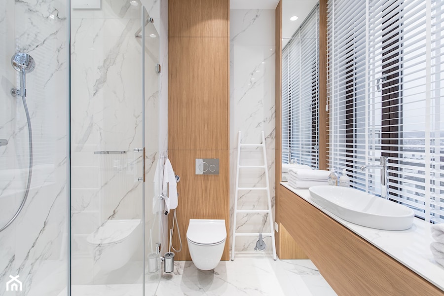 Carrara - Mała z marmurową podłogą z punktowym oświetleniem łazienka z oknem, styl minimalistyczny - zdjęcie od emDesign home & decoration