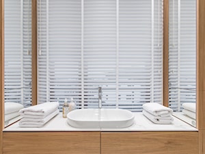 Carrara - Z lustrem łazienka z oknem, styl minimalistyczny - zdjęcie od emDesign home & decoration