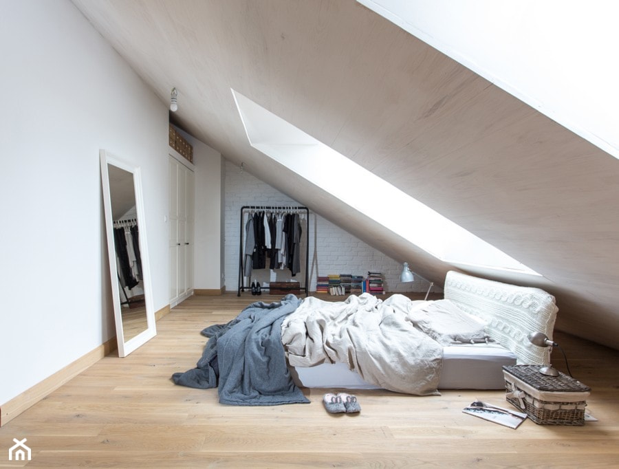 sypialnia na poddaszu, biała cegła, podłoga z jasnego drewna