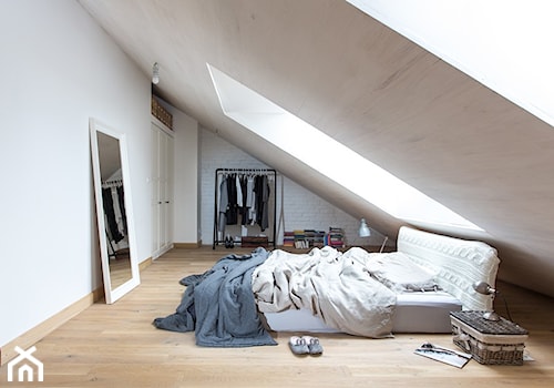 Dom na wsi - Duża biała sypialnia na poddaszu, styl skandynawski - zdjęcie od emDesign home & decoration