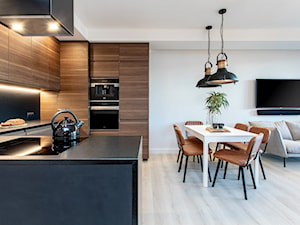 Orzech amerykański - Średni szary salon z kuchnią z jadalnią, styl minimalistyczny - zdjęcie od emDesign home & decoration