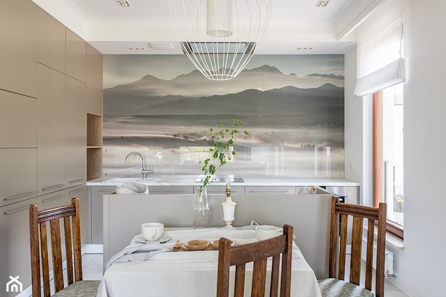 Z Zakopanem w tle - Mała biała jadalnia w kuchni, styl nowoczesny - zdjęcie od emDesign home & decoration
