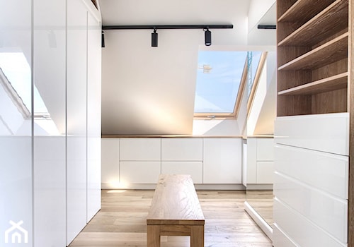 Apartament 140 - Duża zamknięta garderoba na poddaszu z oknem, styl minimalistyczny - zdjęcie od emDesign home & decoration