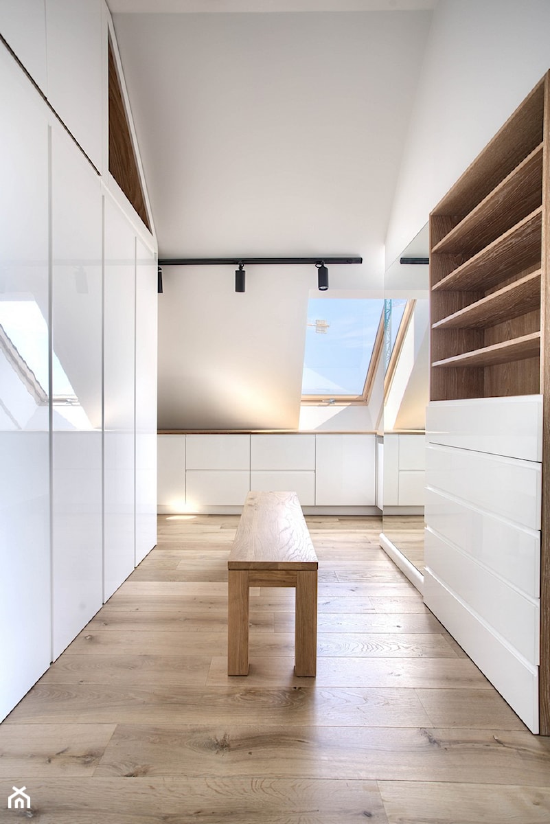 Apartament 140 - Duża zamknięta garderoba na poddaszu z oknem, styl minimalistyczny - zdjęcie od emDesign home & decoration