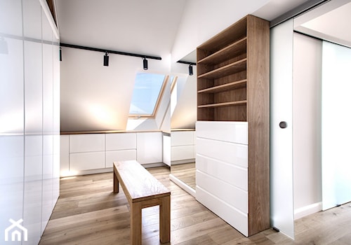 Apartament 140 - Średnia zamknięta garderoba przy sypialni z oknem, styl minimalistyczny - zdjęcie od emDesign home & decoration